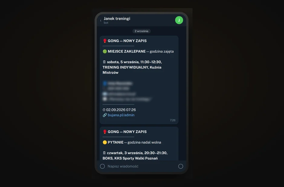 Telefon z powiadomieniem bota „Janek treningi” na Telegramie: zielony wpis „MIEJSCE ZAKLEPANE: godzina zajęta” z sobotnim treningiem indywidualnym i żółty „PYTANIE: godzina nadal wolna” z czwartkowym boksem. Pod spodem godzina zgłoszenia i odnośnik bujana.pl/admin, dane kontaktowe zamazane.