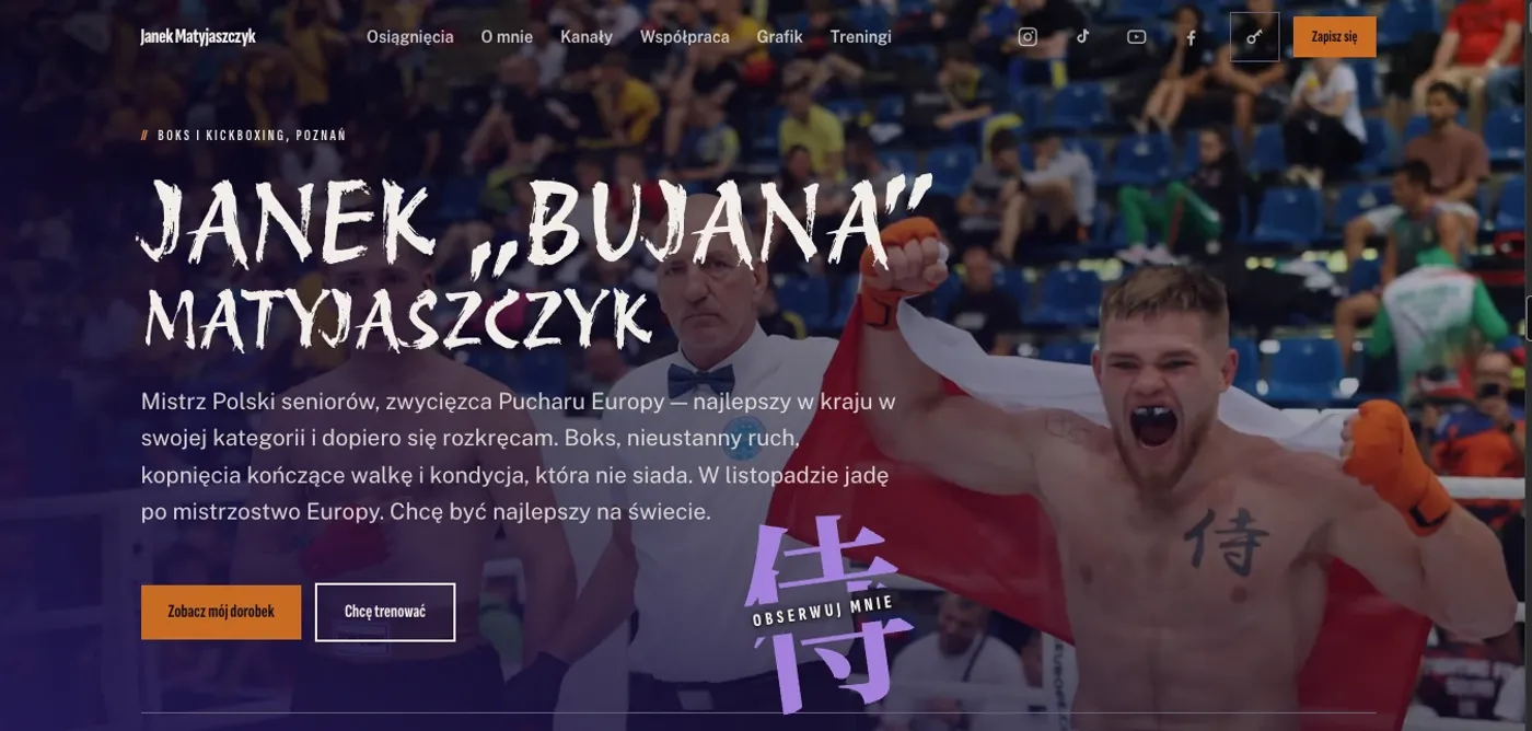 Góra strony bujana.pl: Janek Matyjaszczyk owinięty polską flagą, z rękami w górze po wygranej walce, a na zdjęciu jego imię i nazwisko.